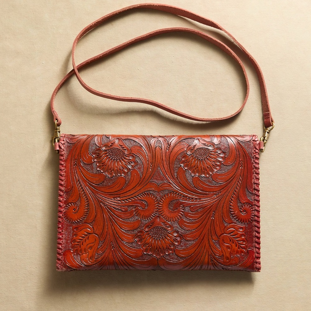 🚩 🆕 NWT Sundance “Shasta Tooled Leather Clutch” in Red.   Size: OS - Picture 4 of 6